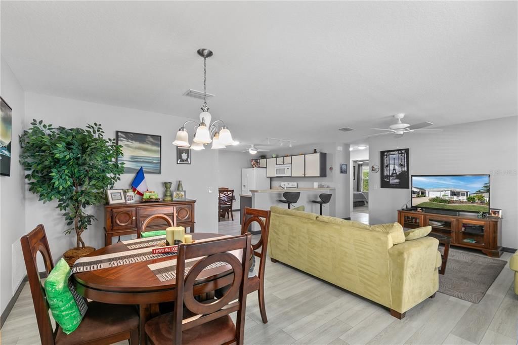 For Sale: $299,900 (2 beds, 2 baths, 1156 Square Feet)