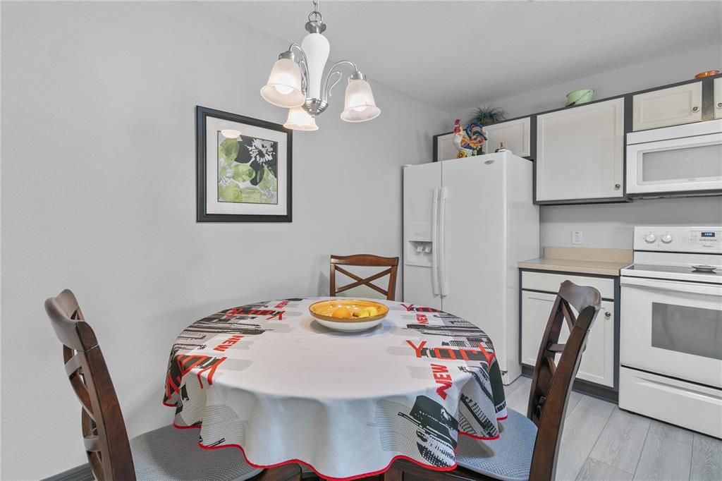 For Sale: $299,900 (2 beds, 2 baths, 1156 Square Feet)