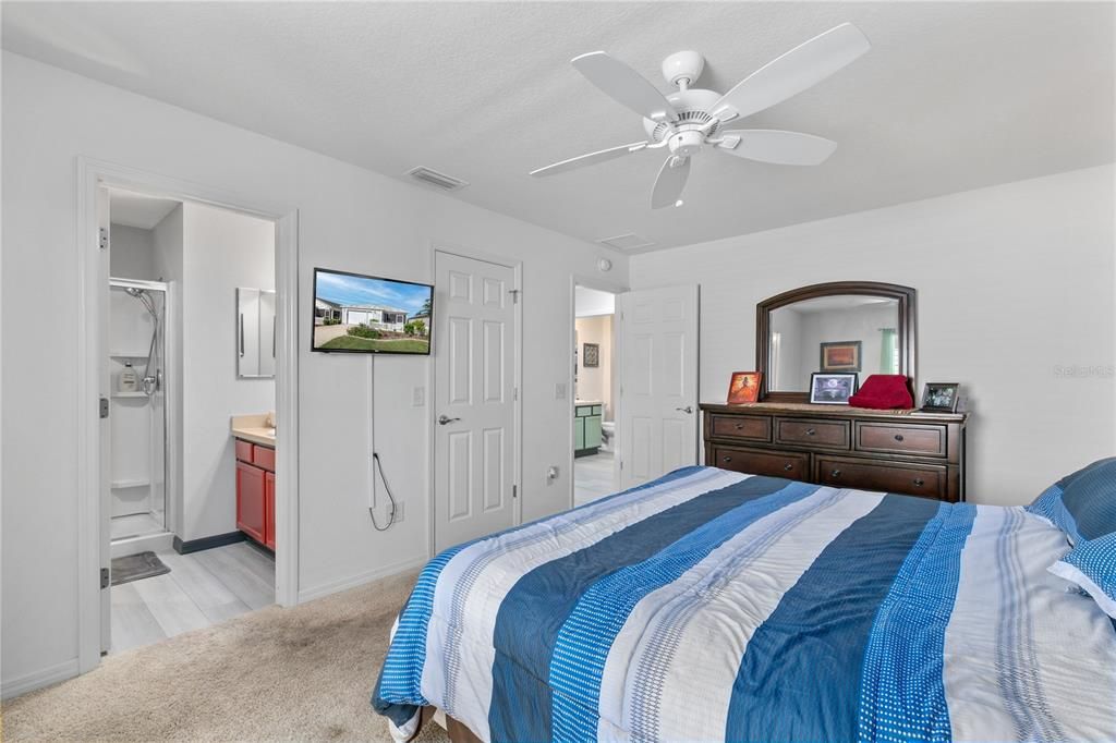 For Sale: $299,900 (2 beds, 2 baths, 1156 Square Feet)