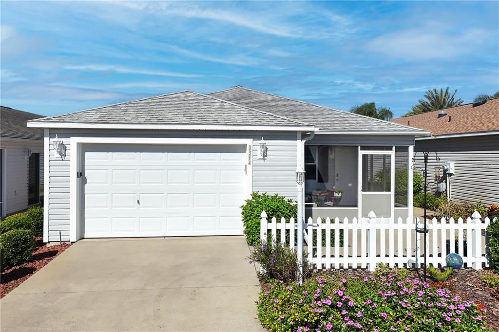 For Sale: $299,900 (2 beds, 2 baths, 1156 Square Feet)