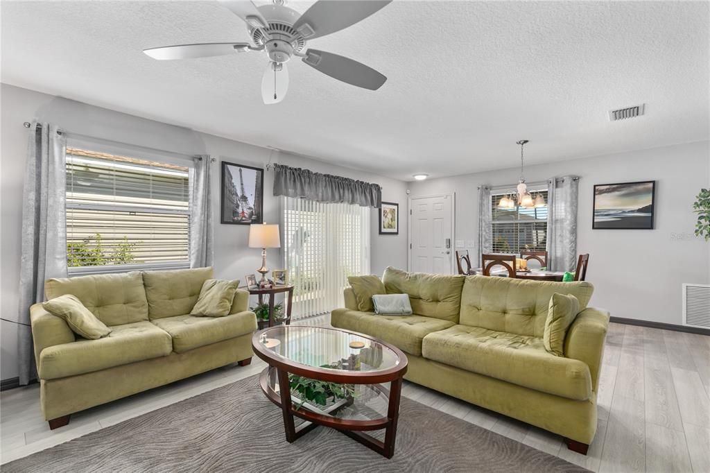 For Sale: $299,900 (2 beds, 2 baths, 1156 Square Feet)