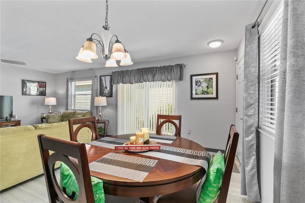 For Sale: $299,900 (2 beds, 2 baths, 1156 Square Feet)