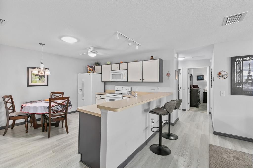 For Sale: $299,900 (2 beds, 2 baths, 1156 Square Feet)