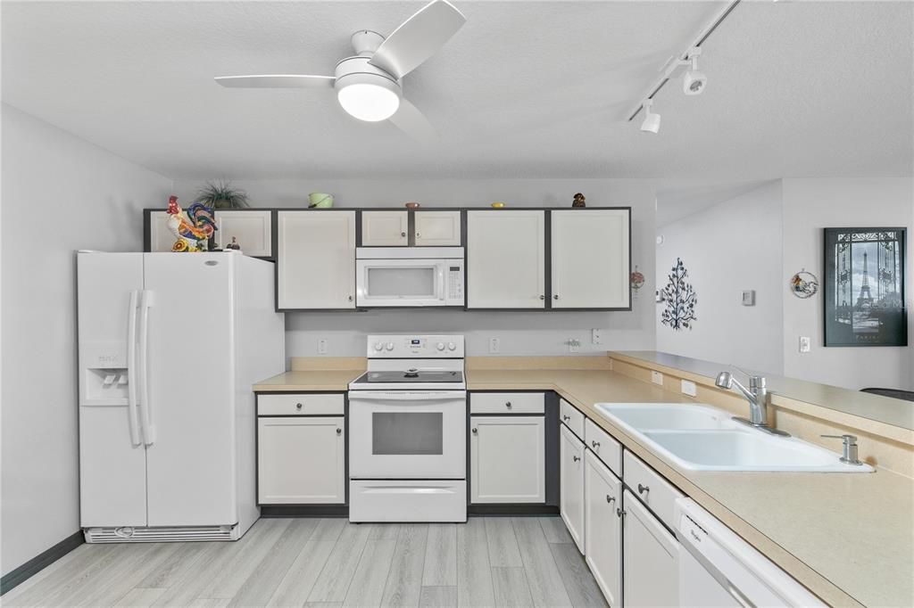 For Sale: $299,900 (2 beds, 2 baths, 1156 Square Feet)