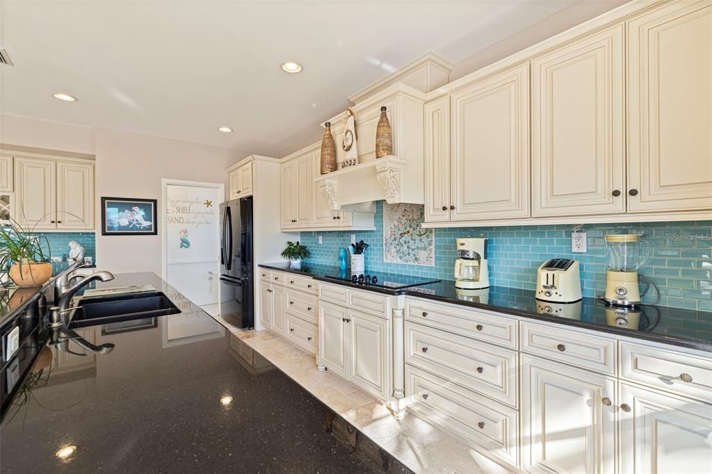 合同活跃: $1,747,000 (4 贝兹, 3 浴室, 2597 平方英尺)