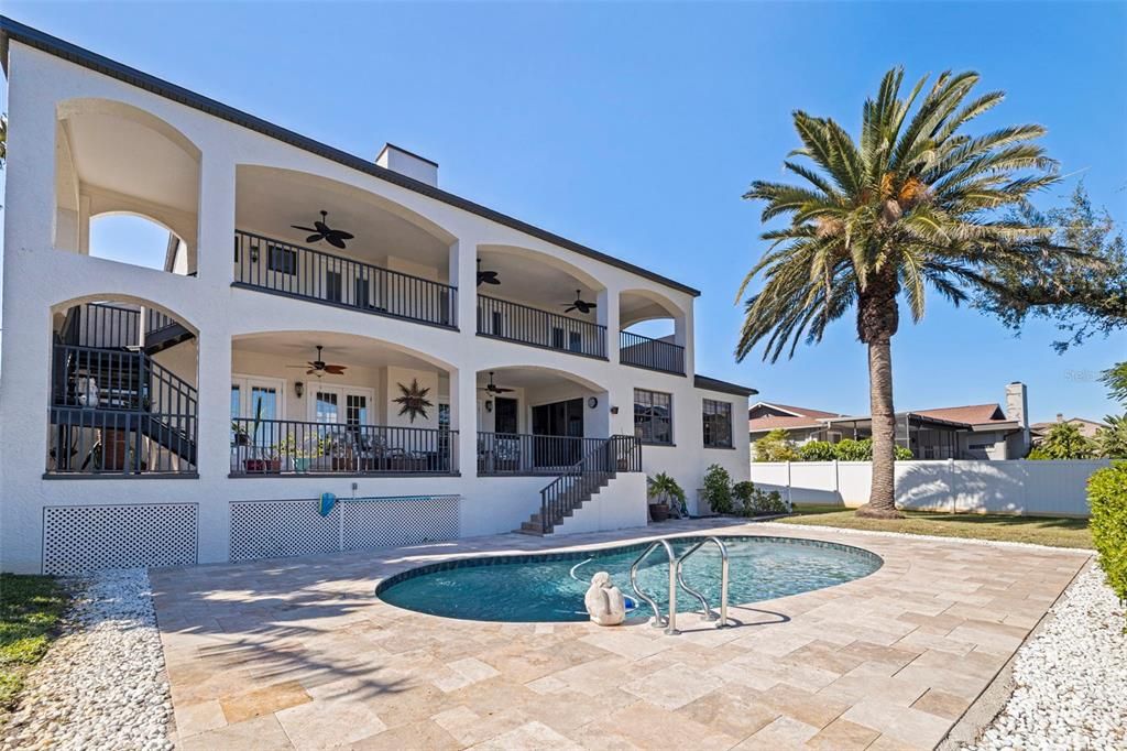 合同活跃: $1,747,000 (4 贝兹, 3 浴室, 2597 平方英尺)