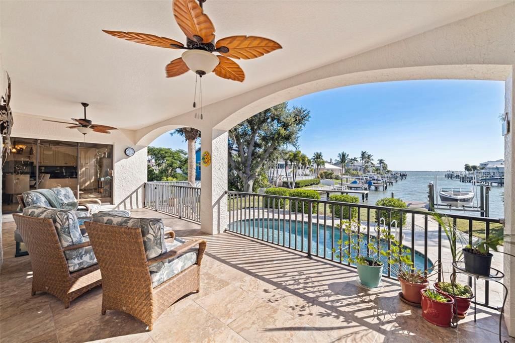 合同活跃: $1,747,000 (4 贝兹, 3 浴室, 2597 平方英尺)