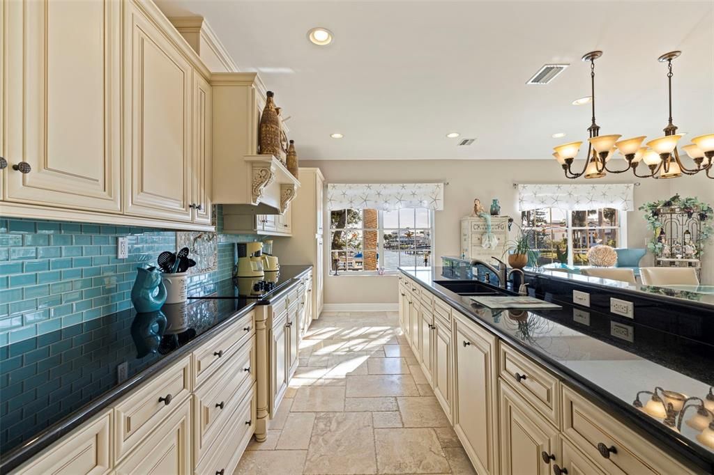 合同活跃: $1,747,000 (4 贝兹, 3 浴室, 2597 平方英尺)