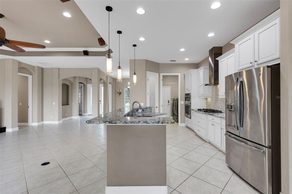 合同活跃: $749,900 (3 贝兹, 2 浴室, 2406 平方英尺)