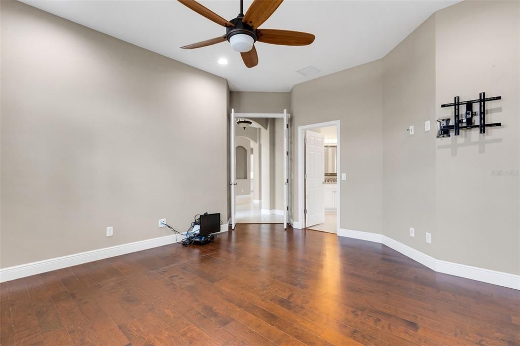 合同活跃: $749,900 (3 贝兹, 2 浴室, 2406 平方英尺)