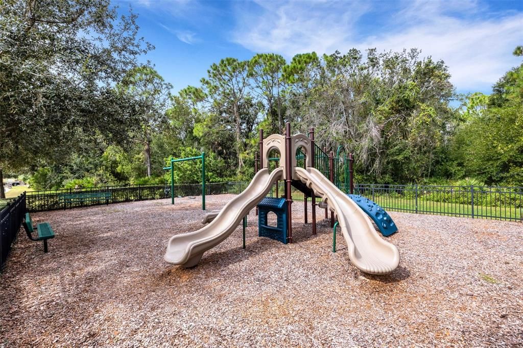 合同活跃: $749,900 (3 贝兹, 2 浴室, 2406 平方英尺)