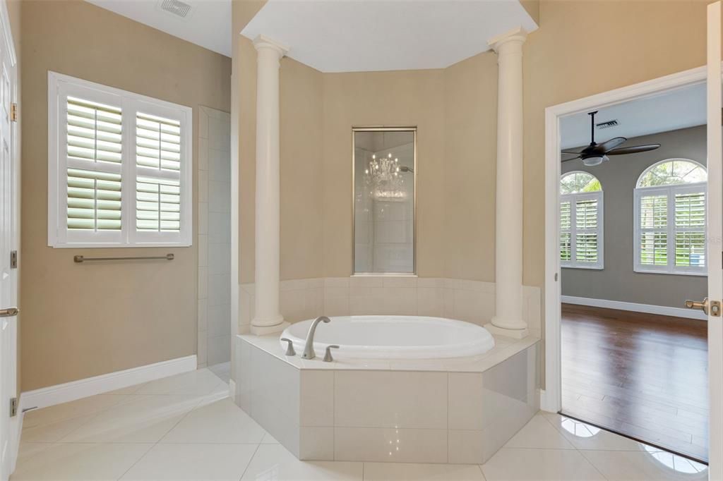 合同活跃: $749,900 (3 贝兹, 2 浴室, 2406 平方英尺)