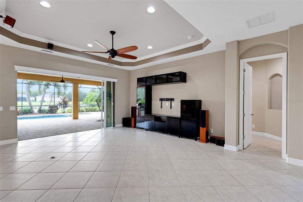 合同活跃: $749,900 (3 贝兹, 2 浴室, 2406 平方英尺)