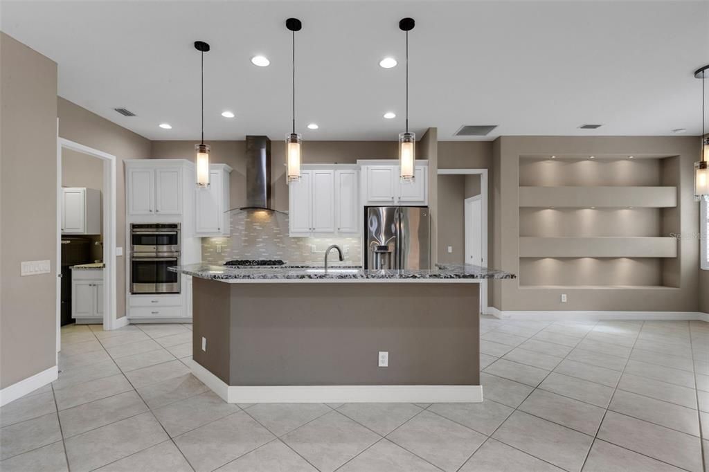 合同活跃: $749,900 (3 贝兹, 2 浴室, 2406 平方英尺)