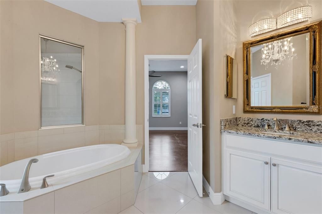 合同活跃: $749,900 (3 贝兹, 2 浴室, 2406 平方英尺)