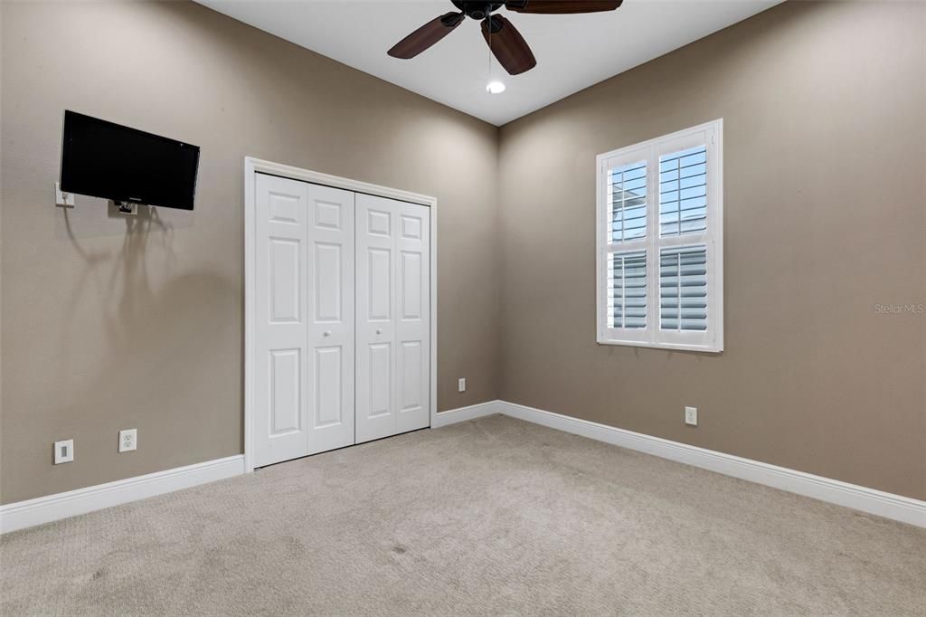 合同活跃: $749,900 (3 贝兹, 2 浴室, 2406 平方英尺)