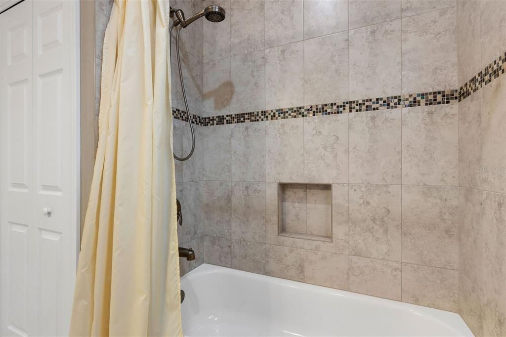 合同活跃: $749,900 (3 贝兹, 2 浴室, 2406 平方英尺)