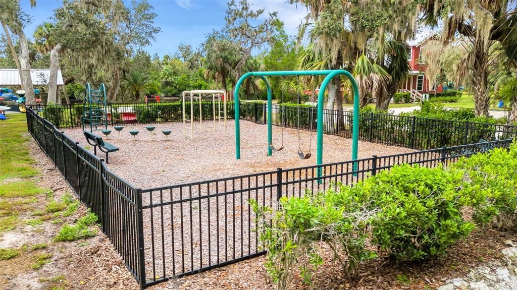 合同活跃: $749,900 (3 贝兹, 2 浴室, 2406 平方英尺)