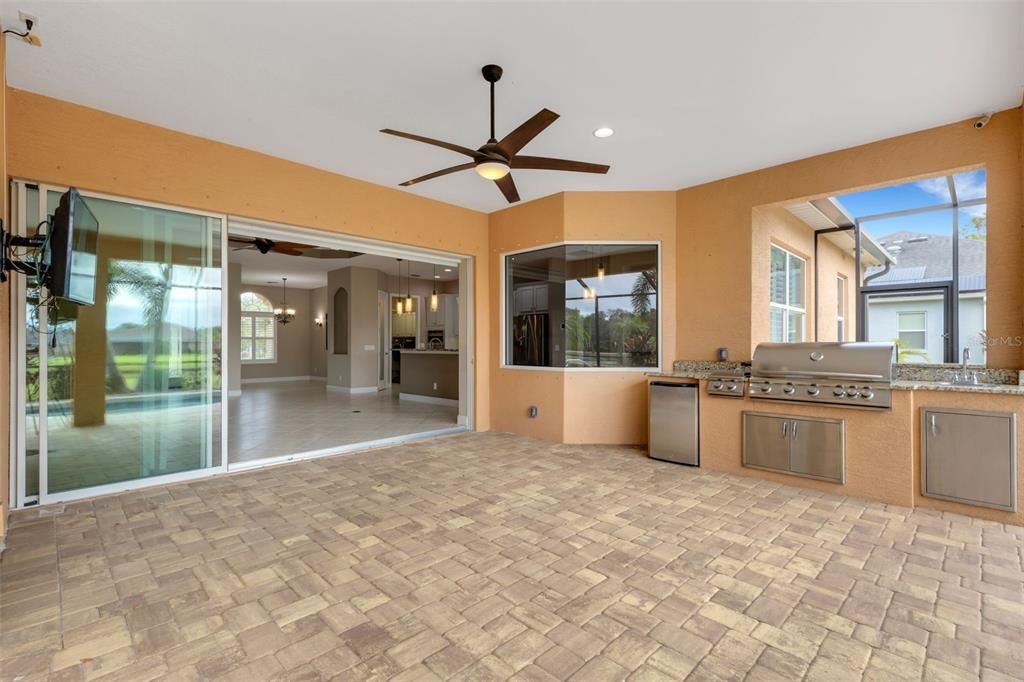 合同活跃: $749,900 (3 贝兹, 2 浴室, 2406 平方英尺)