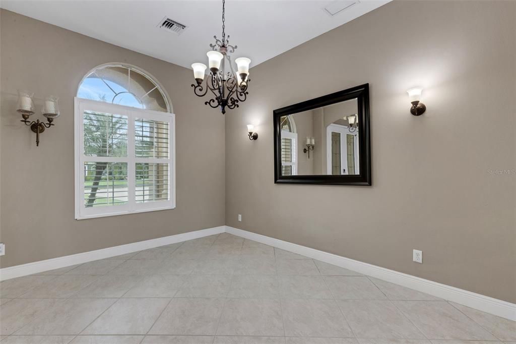 合同活跃: $749,900 (3 贝兹, 2 浴室, 2406 平方英尺)