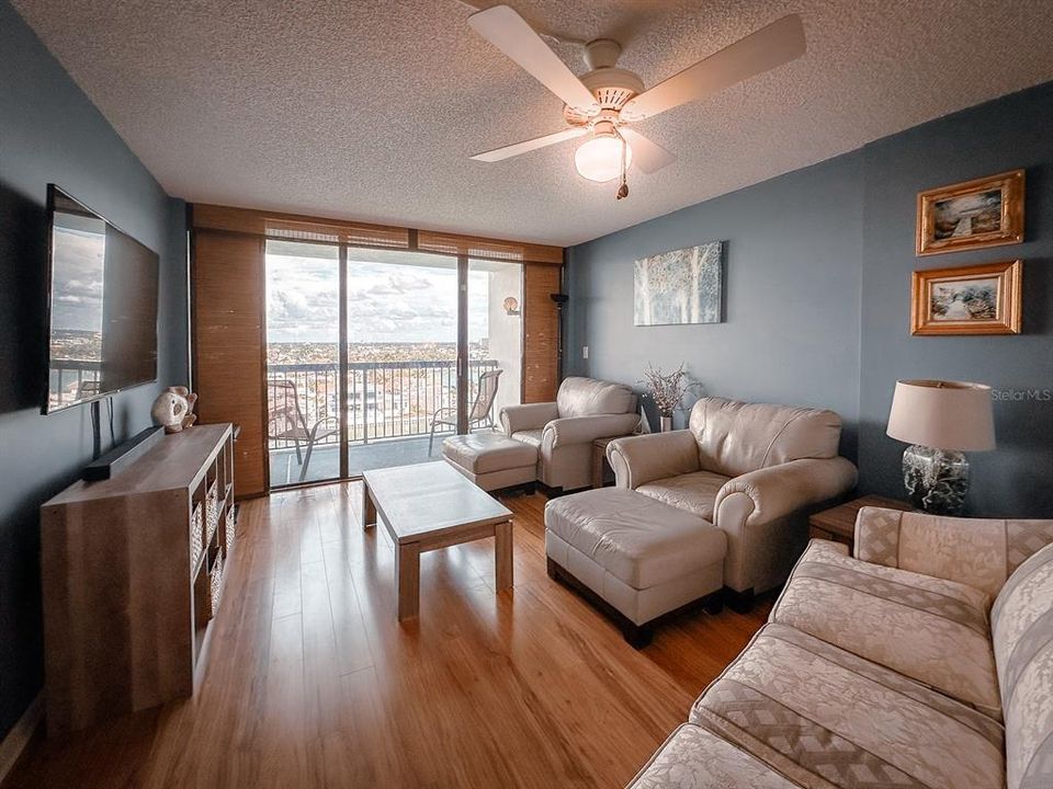 For Sale: $400,000 (2 beds, 2 baths, 1160 Square Feet)