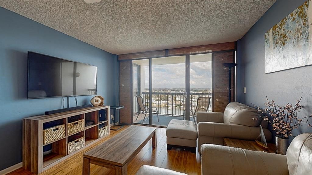 For Sale: $400,000 (2 beds, 2 baths, 1160 Square Feet)