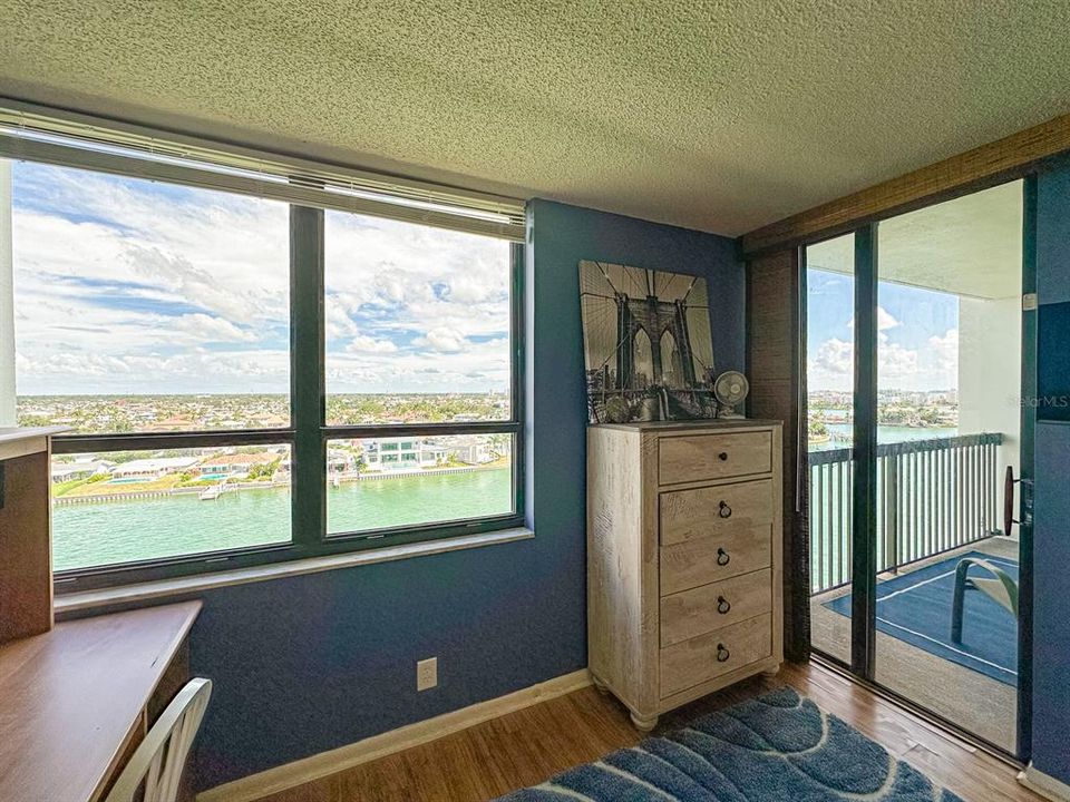 For Sale: $400,000 (2 beds, 2 baths, 1160 Square Feet)