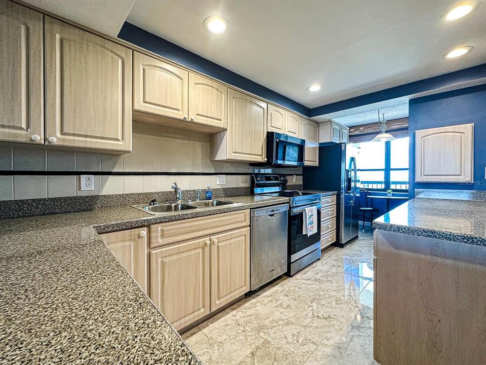 For Sale: $400,000 (2 beds, 2 baths, 1160 Square Feet)