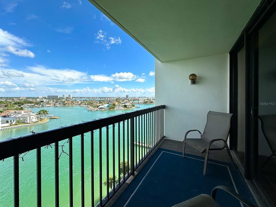 For Sale: $400,000 (2 beds, 2 baths, 1160 Square Feet)