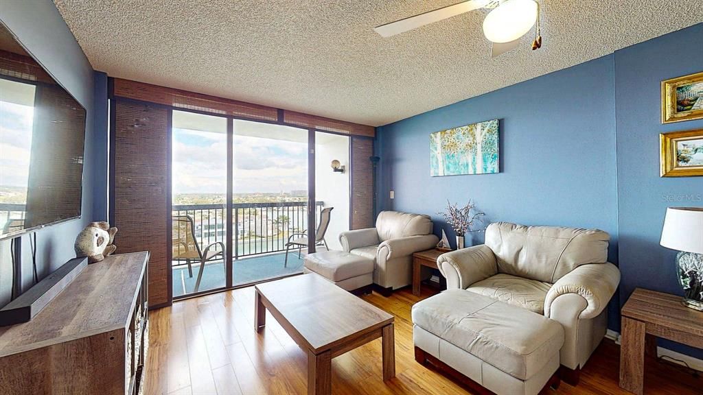 For Sale: $400,000 (2 beds, 2 baths, 1160 Square Feet)