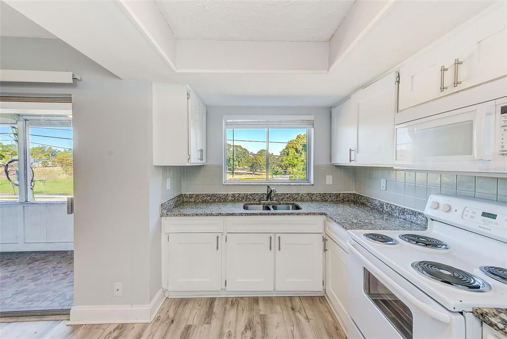 Active With Contract: $1,295 (2 beds, 1 baths, 900 Square Feet)