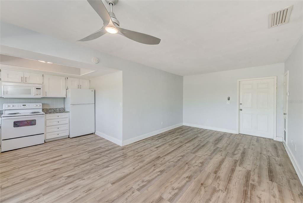 Active With Contract: $1,295 (2 beds, 1 baths, 900 Square Feet)