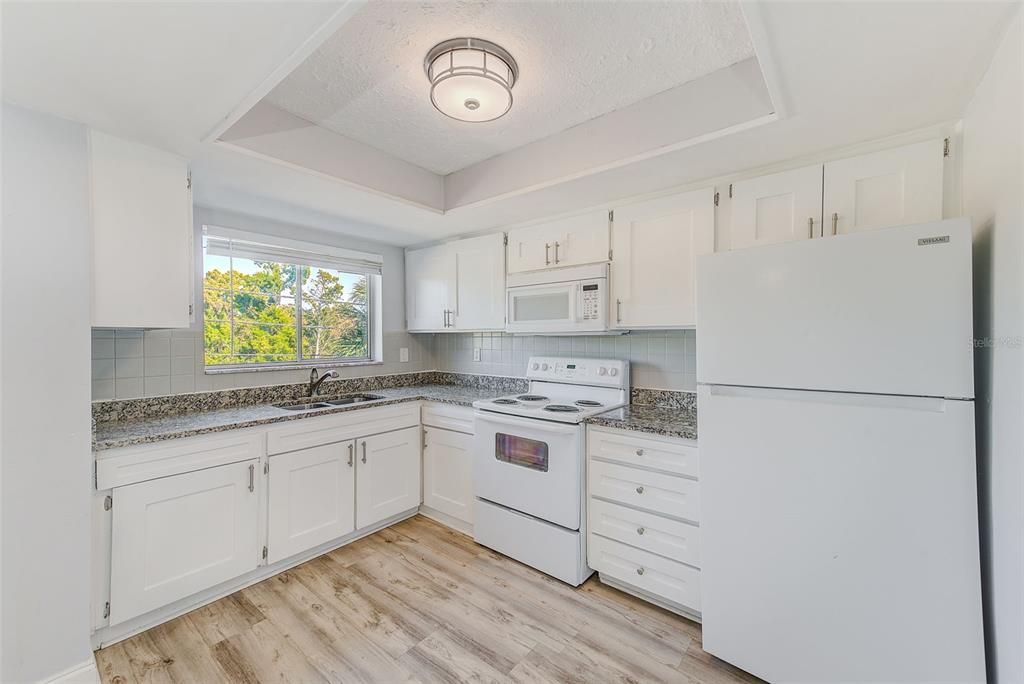 Active With Contract: $1,295 (2 beds, 1 baths, 900 Square Feet)