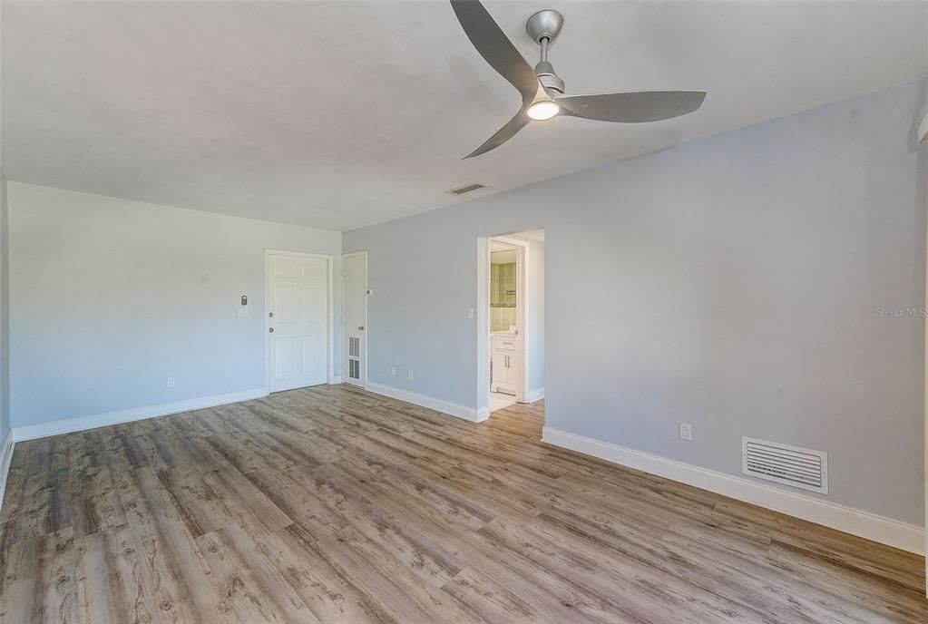 Active With Contract: $1,295 (2 beds, 1 baths, 900 Square Feet)