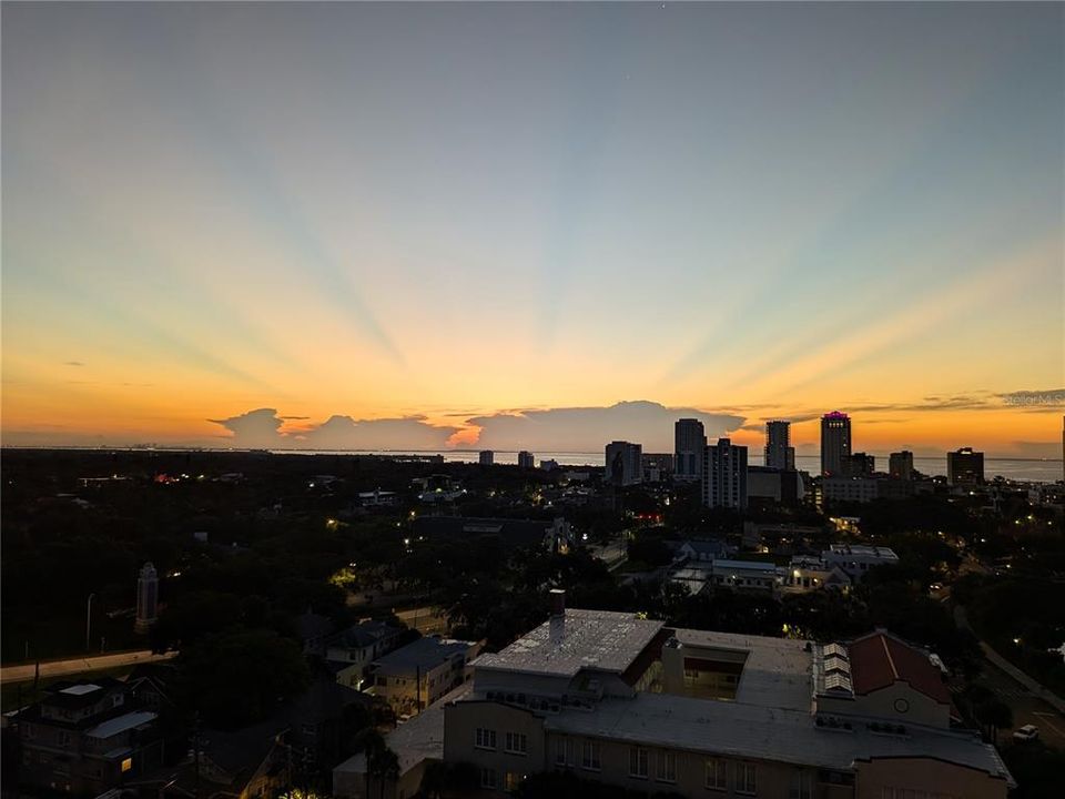 Activo con contrato: $1,564,000 (2 camas, 2 baños, 2052 Pies cuadrados)