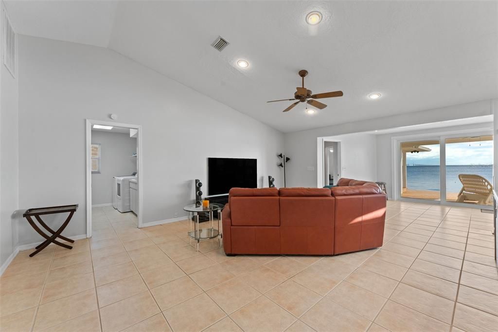 待售: $2,500,000 (4 贝兹, 2 浴室, 3062 平方英尺)