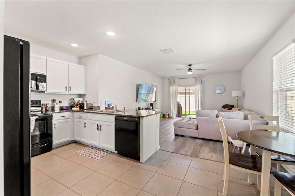 待售: $375,000 (3 贝兹, 2 浴室, 1546 平方英尺)