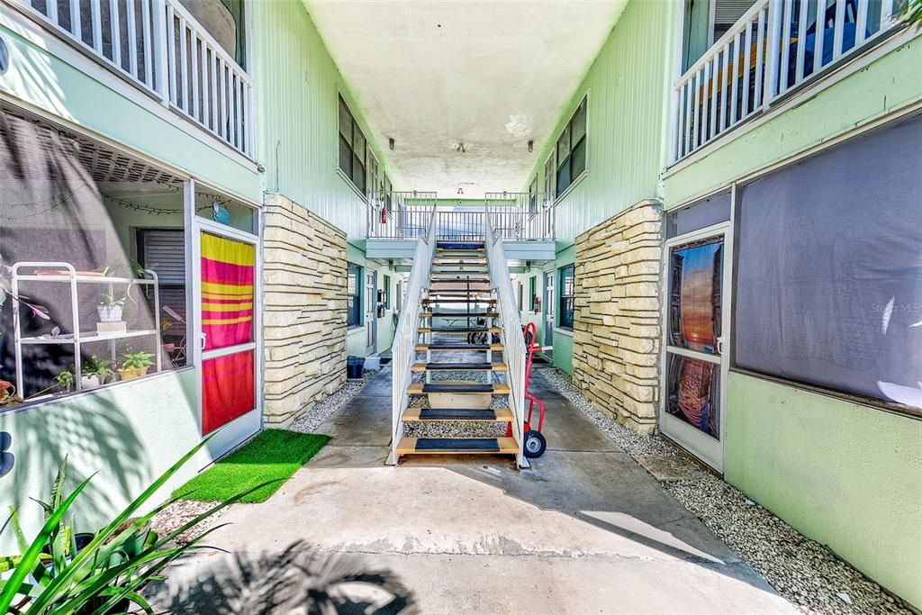 Active With Contract: $1,595 (2 beds, 1 baths, 840 Square Feet)