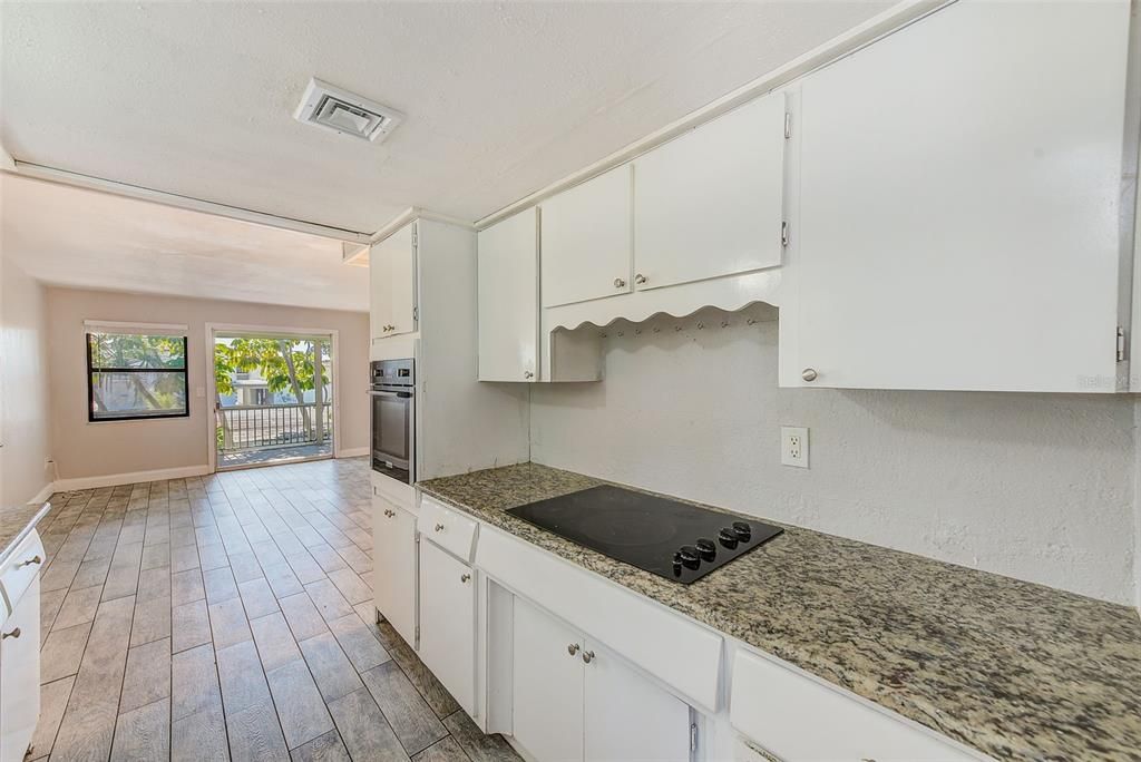 Active With Contract: $1,595 (2 beds, 1 baths, 840 Square Feet)
