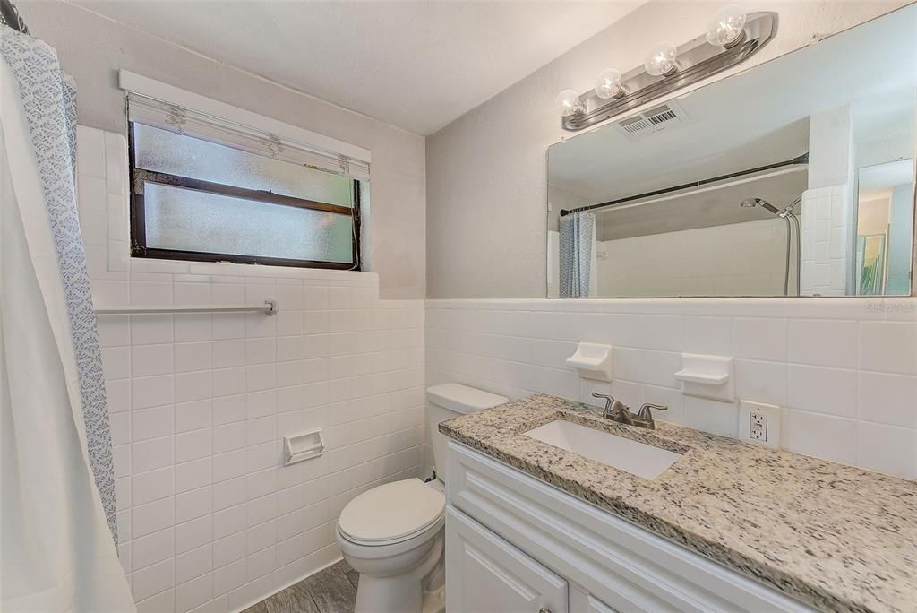 Active With Contract: $1,595 (2 beds, 1 baths, 840 Square Feet)