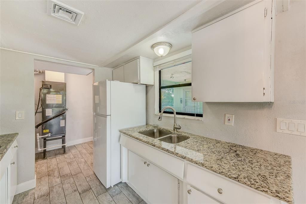 Active With Contract: $1,595 (2 beds, 1 baths, 840 Square Feet)