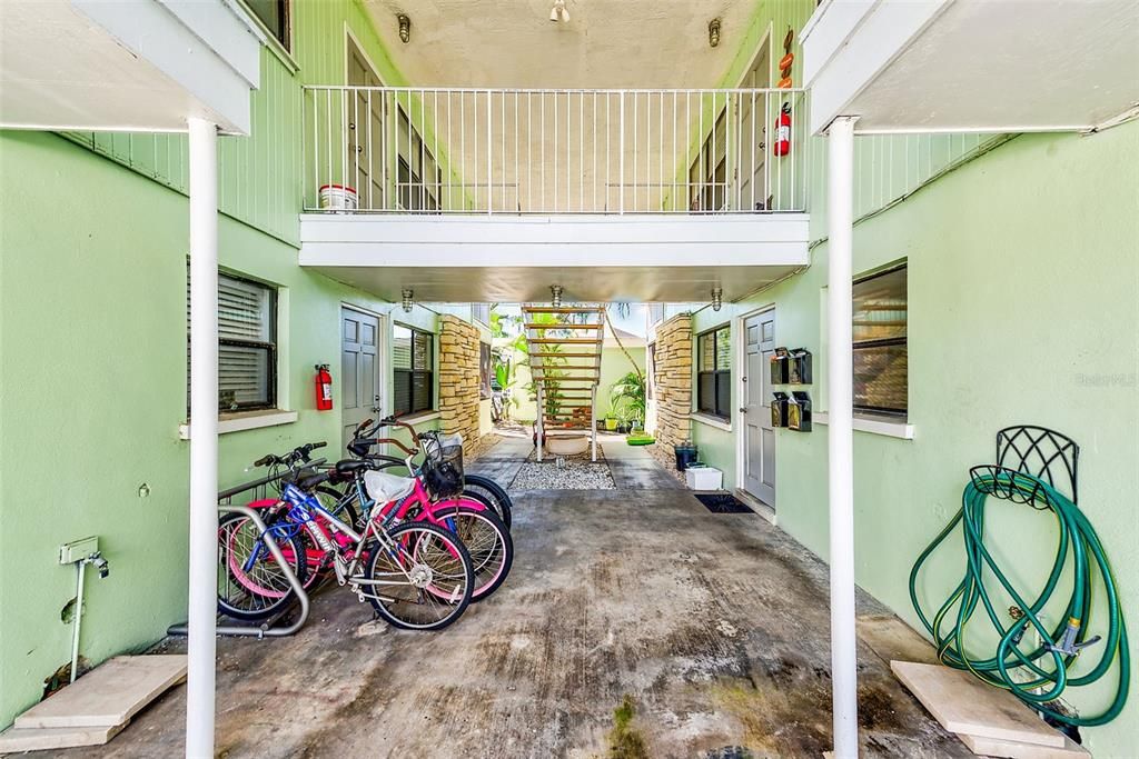 Active With Contract: $1,595 (2 beds, 1 baths, 840 Square Feet)