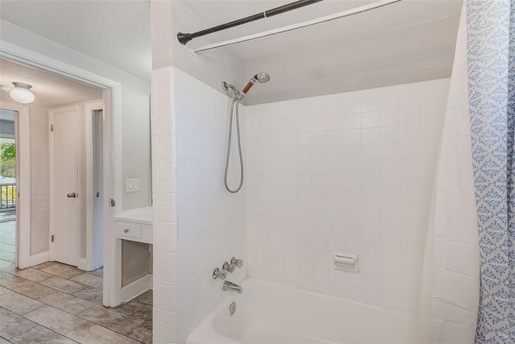 Active With Contract: $1,595 (2 beds, 1 baths, 840 Square Feet)