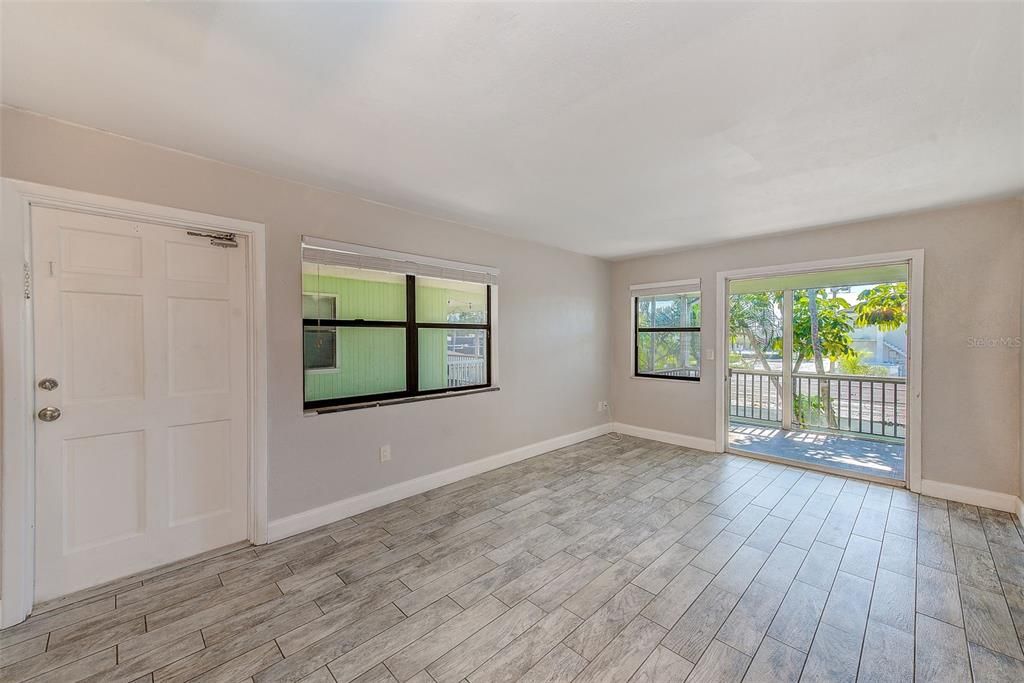 Active With Contract: $1,595 (2 beds, 1 baths, 840 Square Feet)