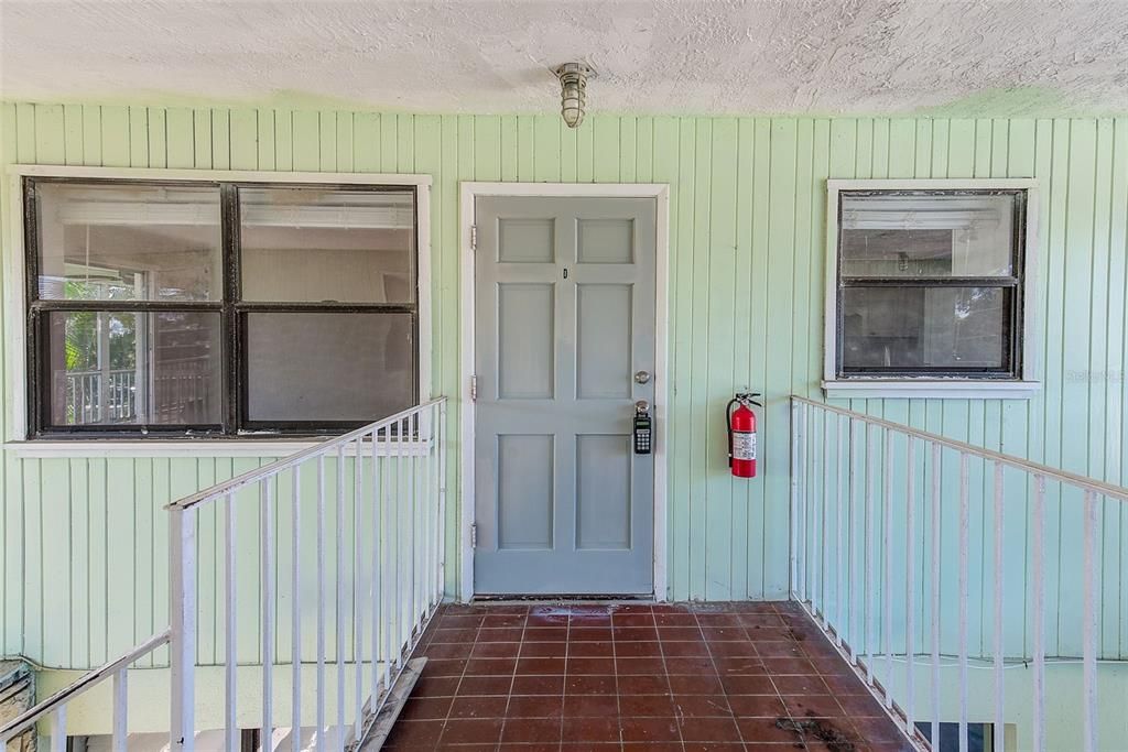 Active With Contract: $1,595 (2 beds, 1 baths, 840 Square Feet)