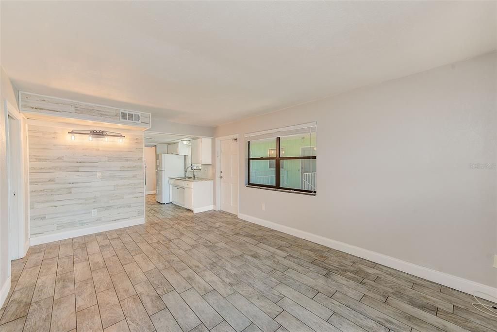 Active With Contract: $1,595 (2 beds, 1 baths, 840 Square Feet)