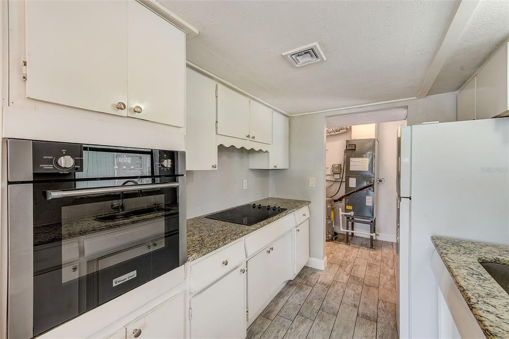 Active With Contract: $1,595 (2 beds, 1 baths, 840 Square Feet)