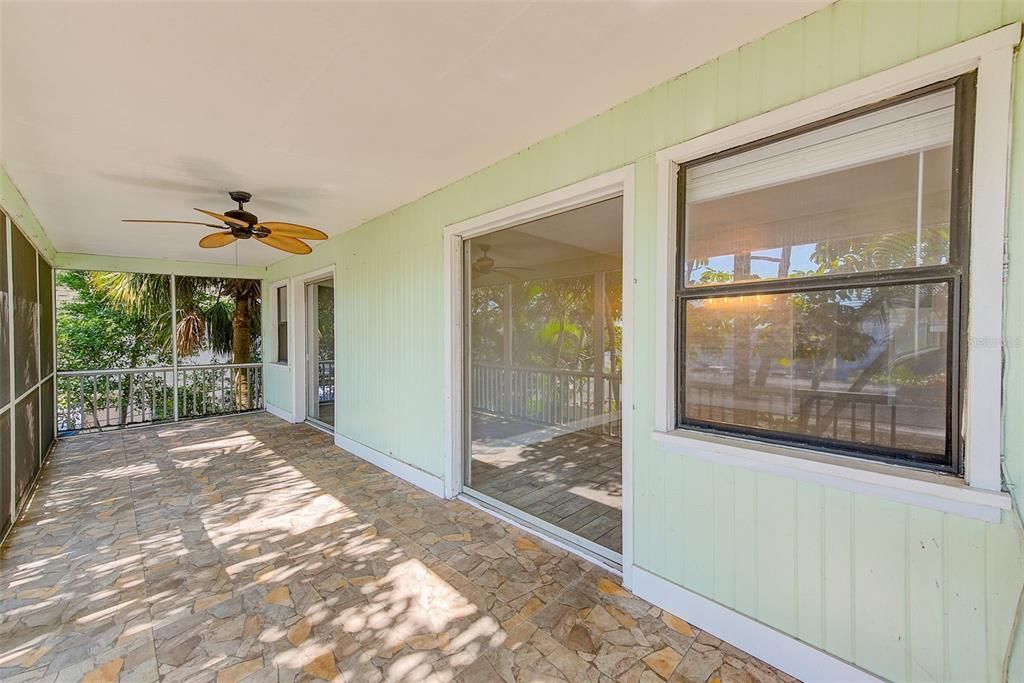 Active With Contract: $1,595 (2 beds, 1 baths, 840 Square Feet)