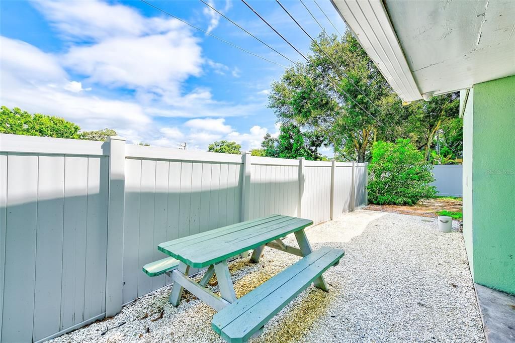 Active With Contract: $1,595 (2 beds, 1 baths, 840 Square Feet)