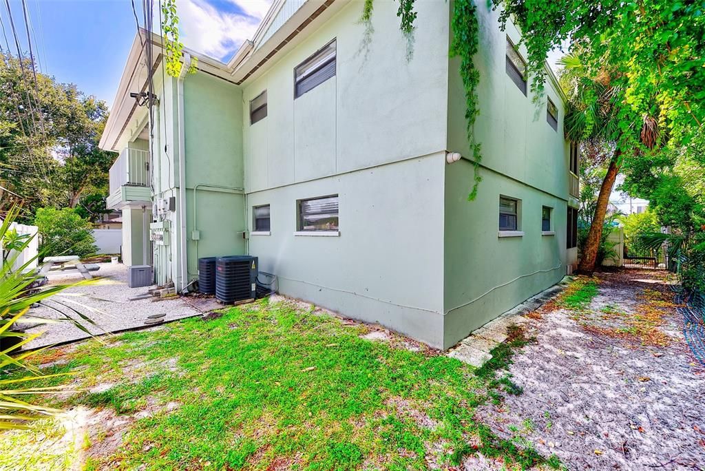 Active With Contract: $1,595 (2 beds, 1 baths, 840 Square Feet)